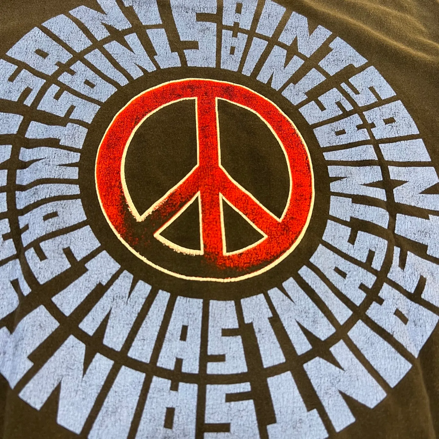 SAINT Mxxxxxx IDEOLOGICAL SS TEE/BLK Peace and anti-war crack pattern tee, washed black S-XL, look for the cylindrical fabric without side seams, the open width is almost meaningless Asut ready-made garments dyed, the whole piece is sprayed with horse-hair spray, and then sprayed again to fade, the collar and cuffs are frayed, many places are broken, oversized printing position, genuine level restoration, complete accessories, with little angel anti-counterfeiting label